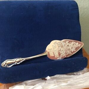 Holiday home accents Cake server